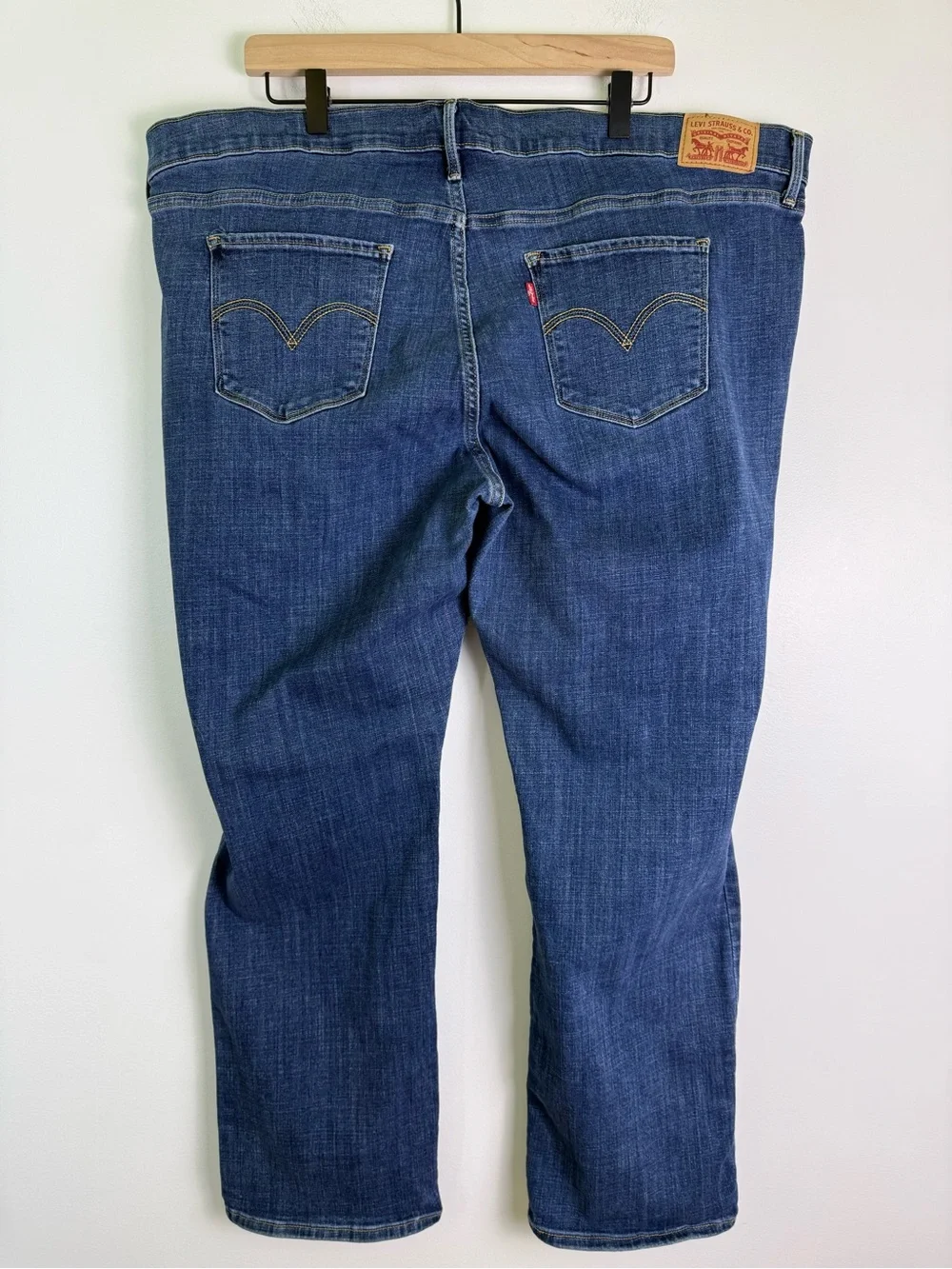 Levi's Women's Mid Rise Classic Straight‎ Medium Wash Blue Jeans